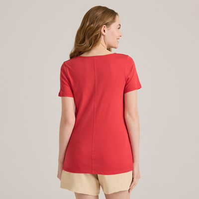 woman facing front wearing a red scoop neck short sleeve platinum shirt P504C back